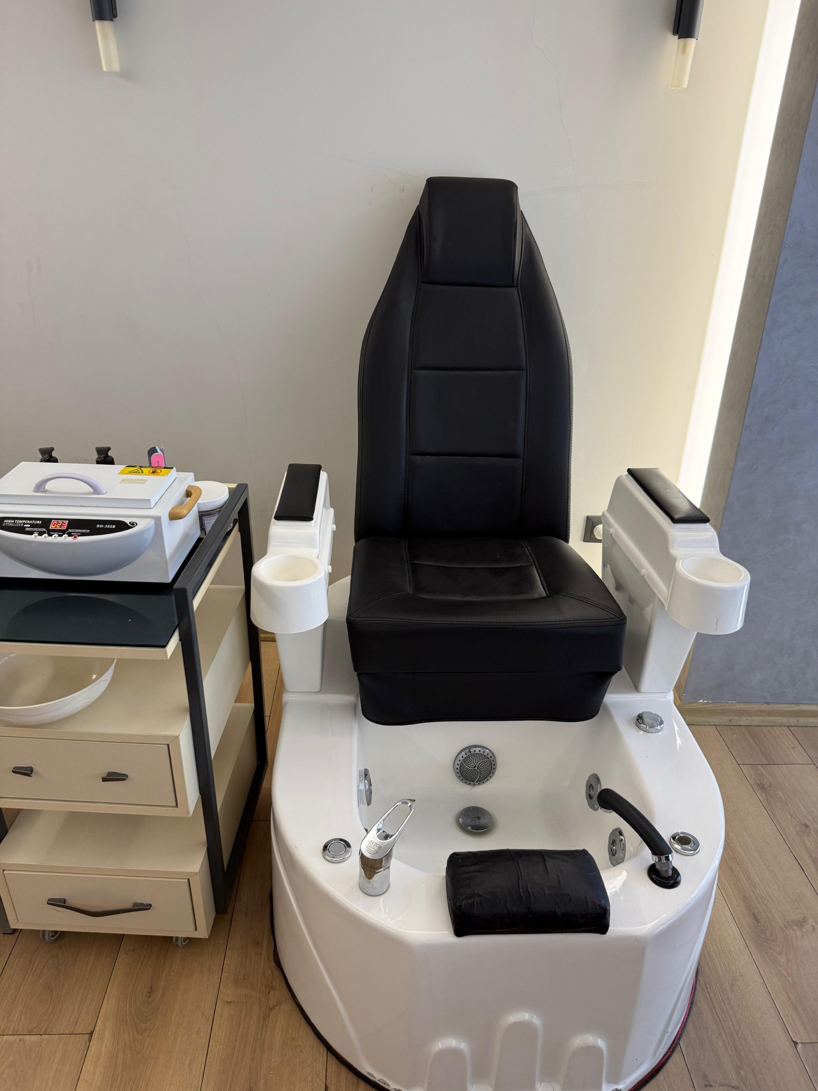 Men's pedicure chair at Dubai Hair Artist